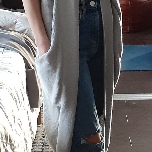 Aritzia Cardigan - Picture 5 of 6